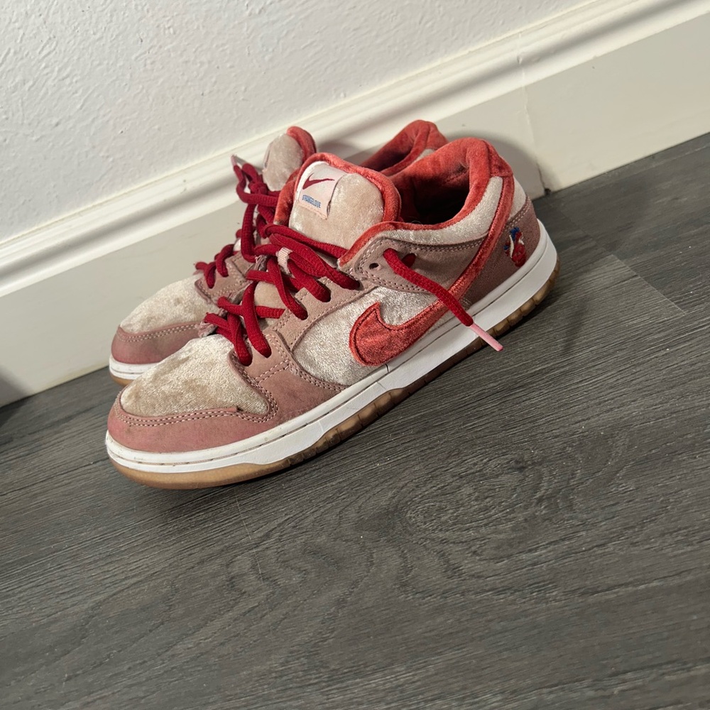 Nike dunk low “strange love”